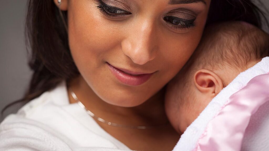 Pregnant woman using a Continuous Glucose Monitor